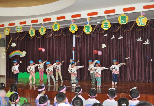 小班春天真美丽主题汇演——小苹果